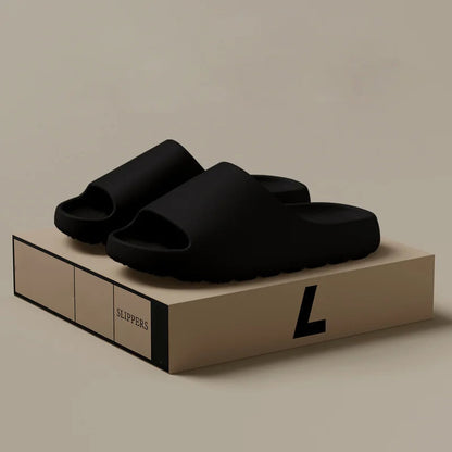 "Moderne heren slippers in beige, bruin, groen en zwart met ergonomische antislip zool, ideaal voor dagelijks comfort."