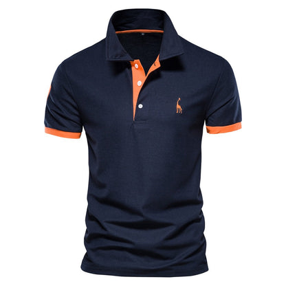 "Moderne herenpolo met ademende stof, elegante uitstraling, veelzijdig in blauw-witte tint, ideaal voor casual en formeel."