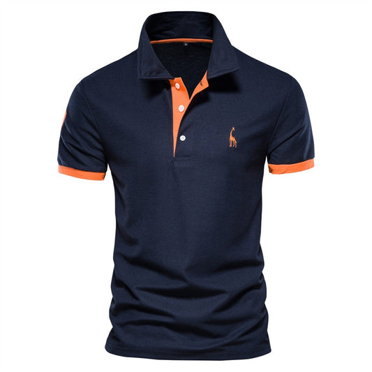 "Moderne herenpolo met ademende stof, elegante uitstraling, veelzijdig in blauw-witte tint, ideaal voor casual en formeel."