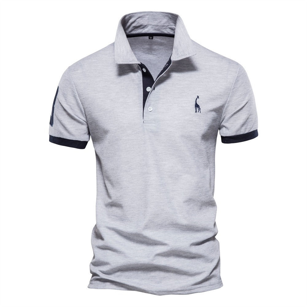"Moderne herenpolo met ademende stof, elegante uitstraling, veelzijdig in blauw-witte tint, ideaal voor casual en formeel."