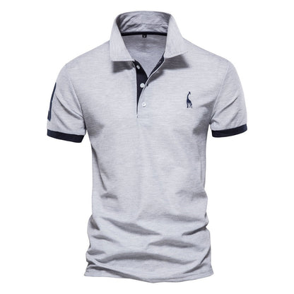 "Moderne herenpolo met ademende stof, elegante uitstraling, veelzijdig in blauw-witte tint, ideaal voor casual en formeel."