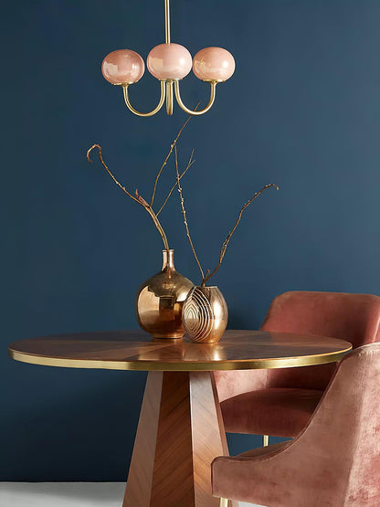 "Moderne kroonluchter met gouden afwerking en roze glazen kappen, geschikt voor LED verlichting in eigentijds interieur."