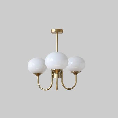 "Moderne kroonluchter met gouden afwerking en roze glazen kappen, geschikt voor LED verlichting in eigentijds interieur."