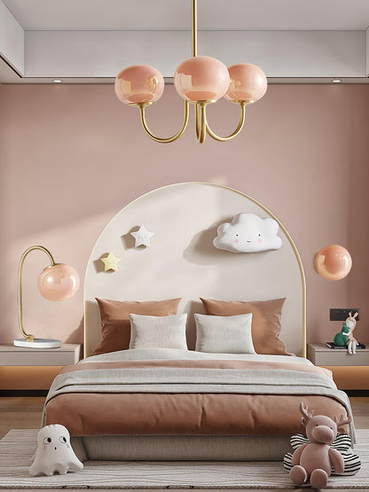 "Moderne kroonluchter met gouden afwerking en roze glazen kappen, geschikt voor LED verlichting in eigentijds interieur."