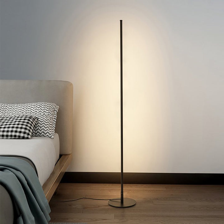 Slanke design vloerlamp met geïntegreerde LED, dimbaar en bedienbaar met afstandsbediening voor slaapkamer.