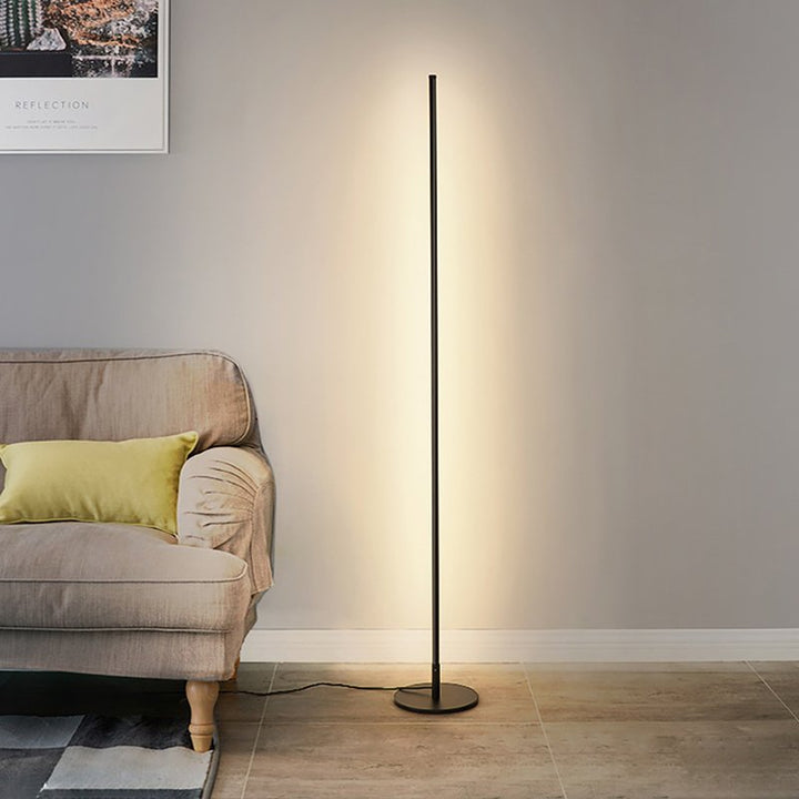 Energiezuinige moderne LED vloerlamp. Dimbaar met afstandsbediening voor aanpasbare sfeerverlichting interieur.