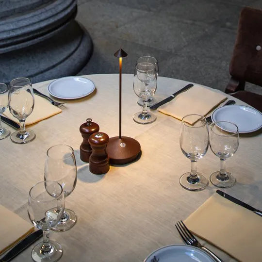 "Moderne Nordic LED tafellamp, waterdicht en dimbaar, slank design voor binnen- en buitengebruik, elegant en veelzijdig."