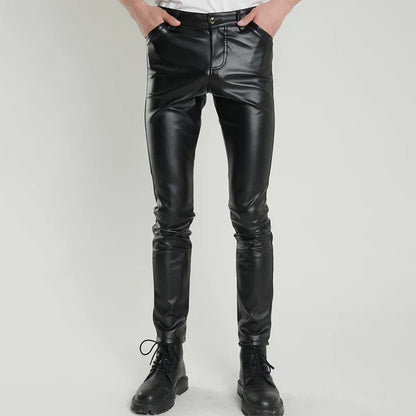 "Moderne skinny fit leren broek voor heren, zwart, elasticiteit voor comfort, gestroomlijnde look, punk-stijl."