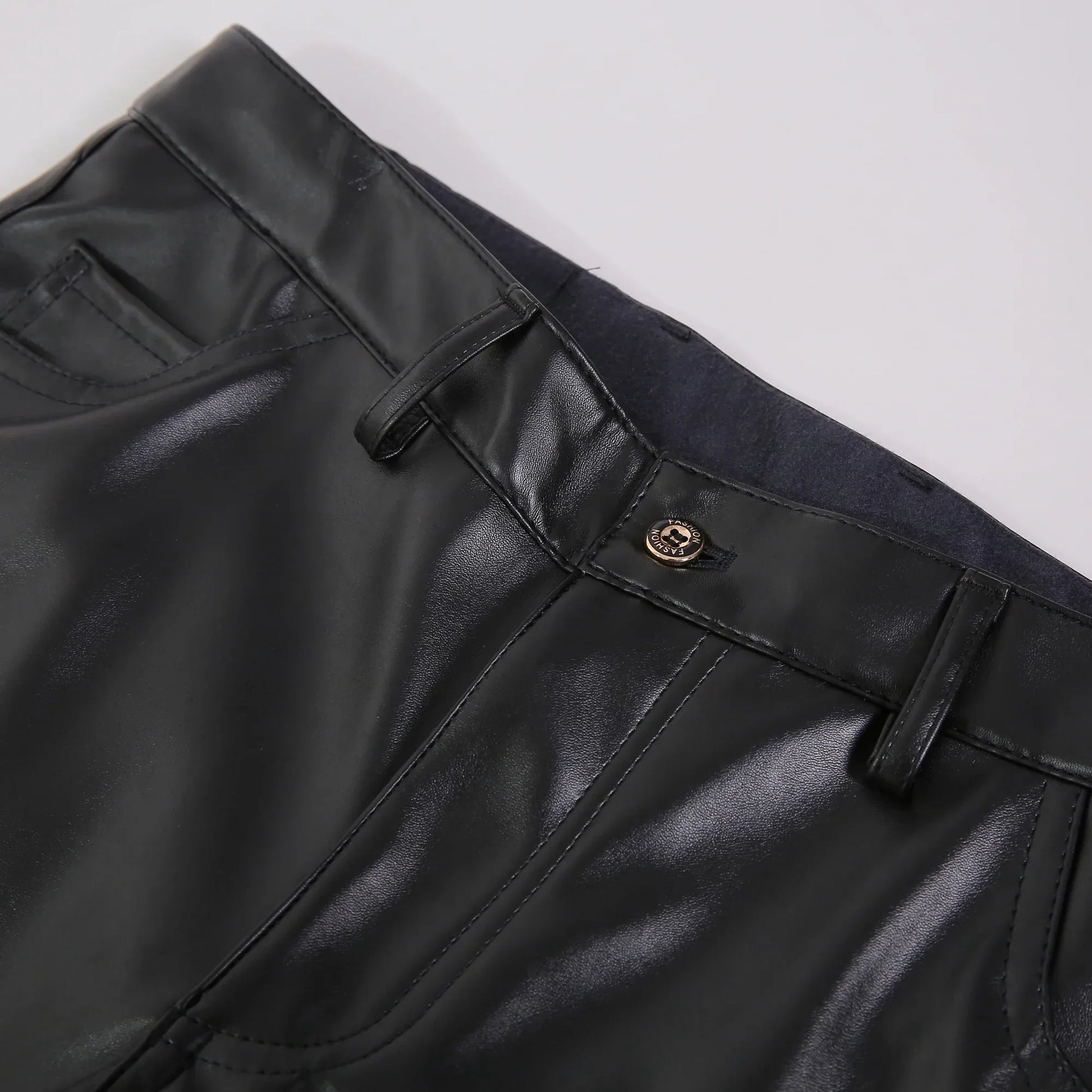 "Moderne skinny fit leren broek voor heren, zwart, elasticiteit voor comfort, gestroomlijnde look, punk-stijl."