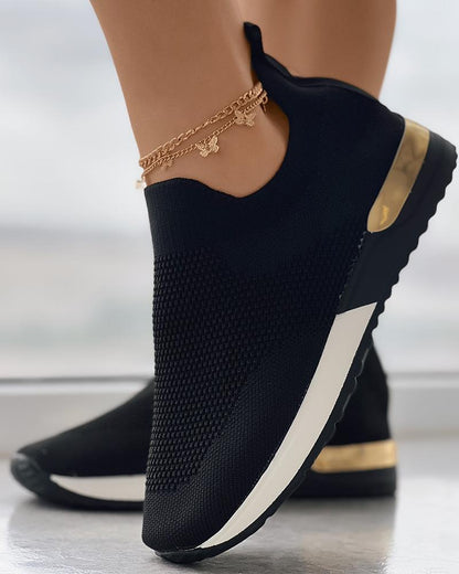 "Moderne slip-on gebreide sneakers met gouden accenten, ademend en comfortabel voor dagelijks gebruik."