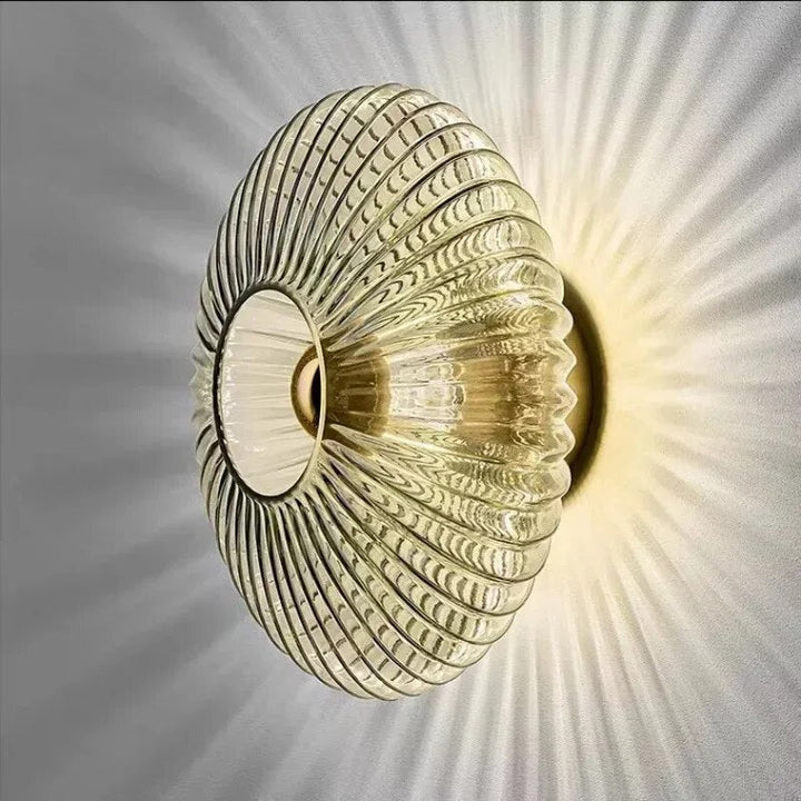 Moderne wandlamp met sfeervolle led-verlichting; ideaal voor woonkamer en slaapkamer interieurdecoratie.