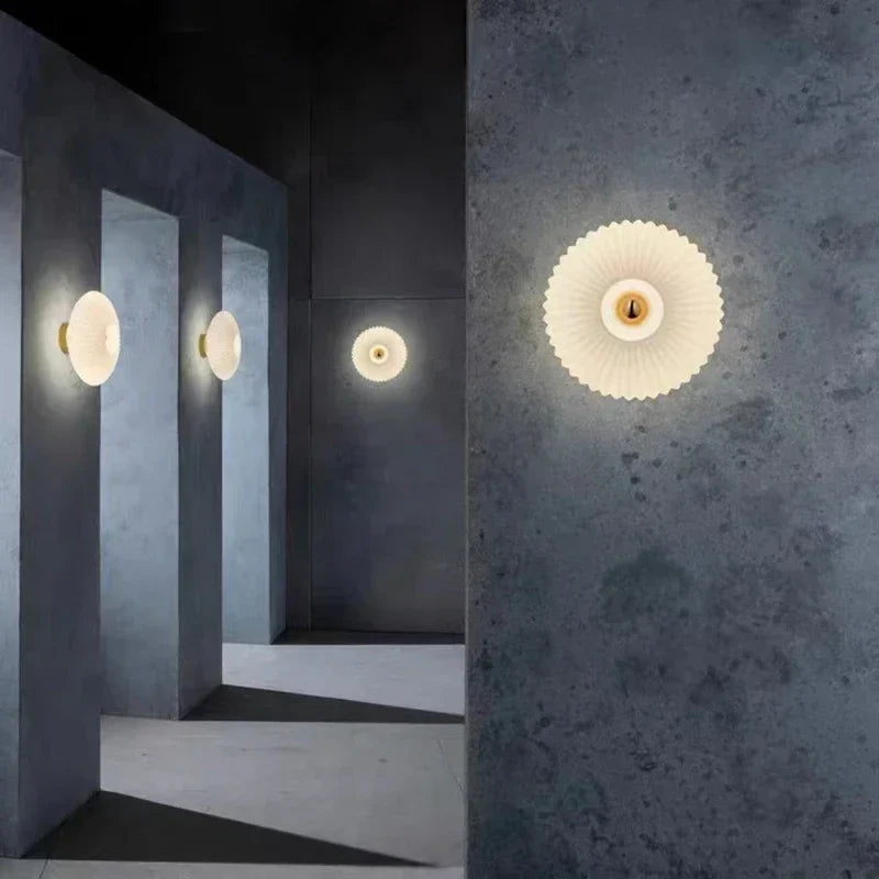 Rustgevende wandlamp met led-verlichting; voegt modern design toe aan uw huisdecoratie en interieur.