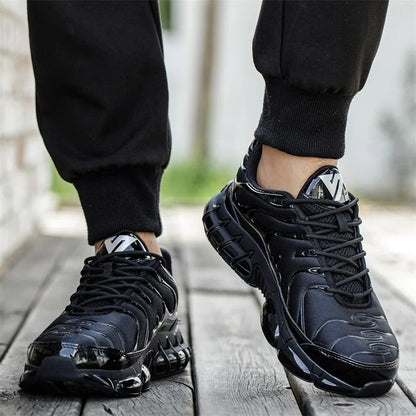 "Moderne veiligheidsschoenen met stalen neus, zwart ontwerp, ademend, antislip zool voor ultiem comfort en veiligheid."