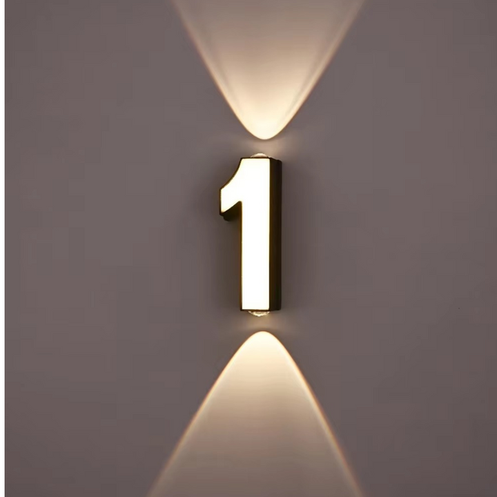 Verbeter de zichtbaarheid van je adres met dit energiezuinige LED huisnummer, weerbestendig voor buiten.