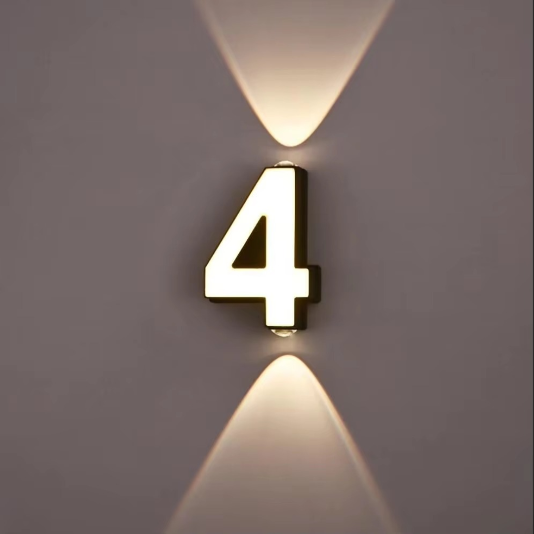 Groot, duidelijk verlicht LED huisnummer, modern design voor optimale buiten zichtbaarheid van je adres.