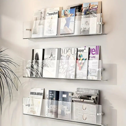 "Moderne wanddecoratie met boekenplank en frame, minimalistisch design, kleurrijke items uitgestald, geschikt voor elk interi