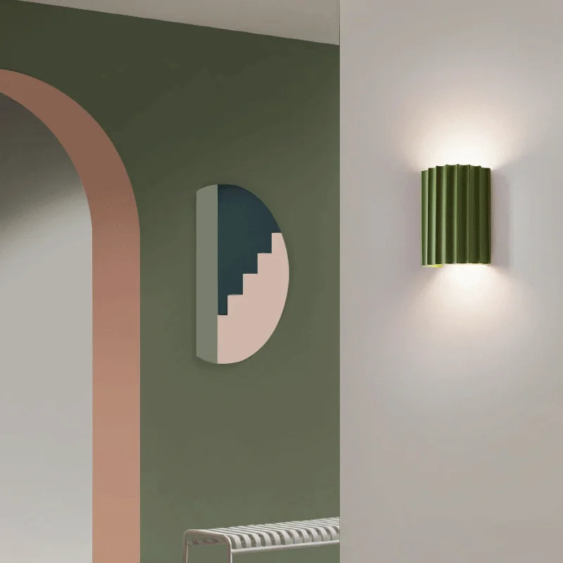 Stijlvolle LED wandlamp van hars. Energiezuinige designlamp voor moderne muurdecoratie en sfeerverlichting.