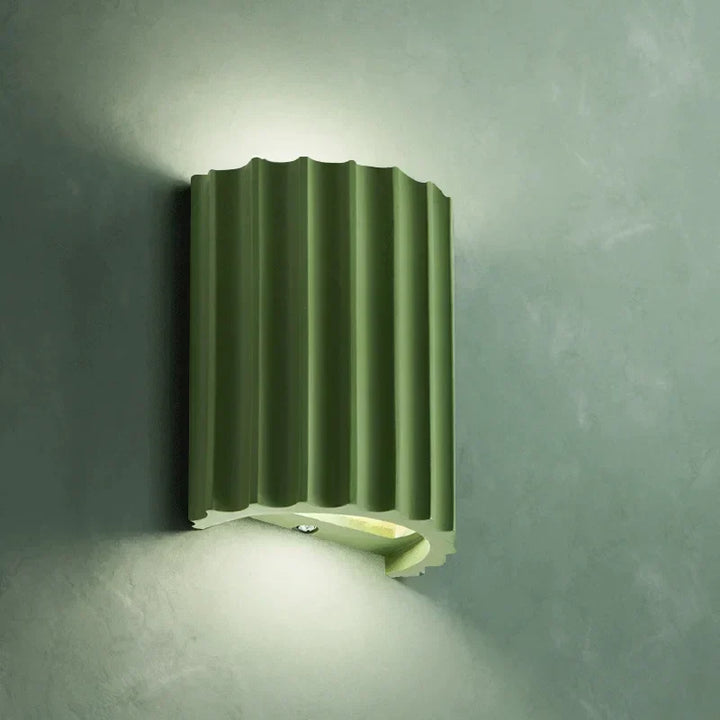 Design hars wandlamp met geïntegreerde LED. Moderne en energiezuinige oplossing voor sfeervolle binnenverlichting.