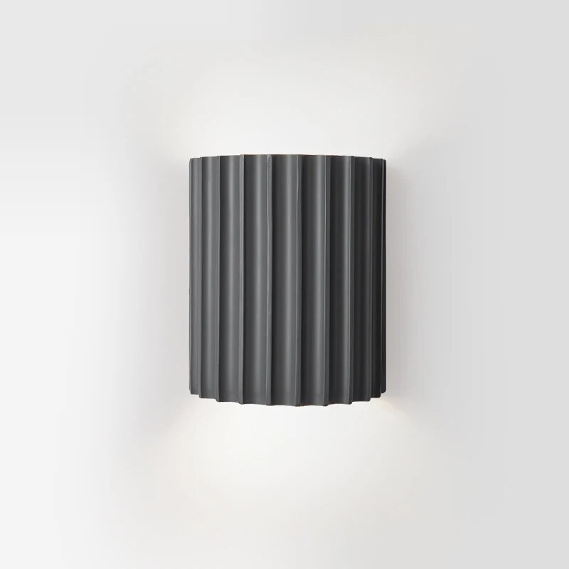 Energiezuinige moderne LED wandlamp, gemaakt van hars. Decoratieve verlichting voor een stijlvol interieur.