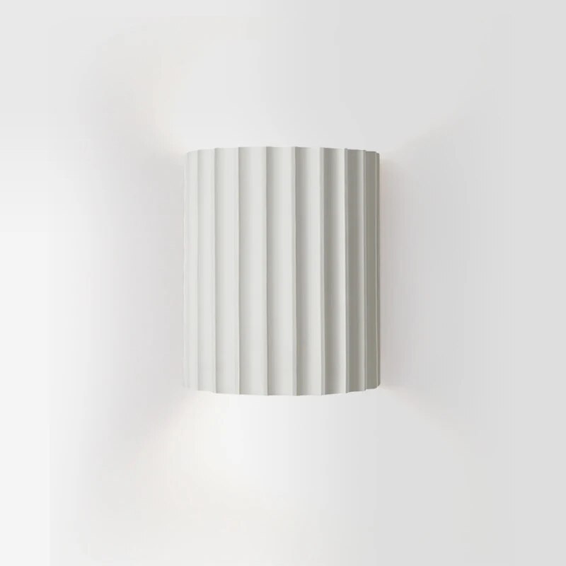 Abstracte hars wandlamp met LED. Moderne muurdecoratie en sfeervolle binnenverlichting voor designliefhebbers.