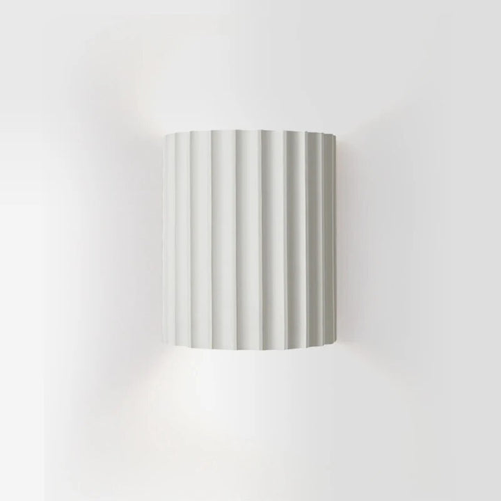 Abstracte hars wandlamp met LED. Moderne muurdecoratie en sfeervolle binnenverlichting voor designliefhebbers.