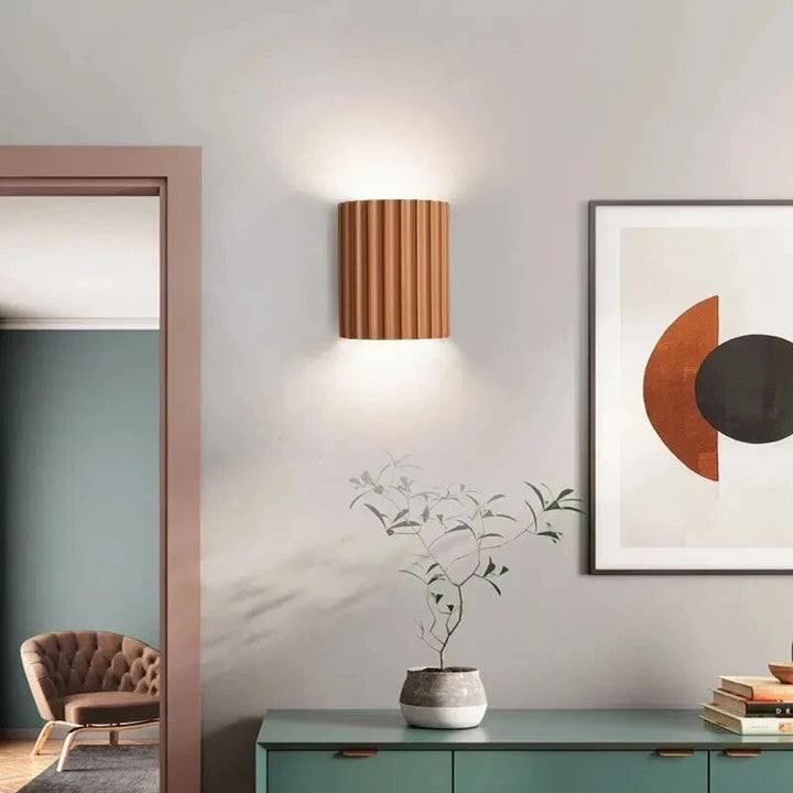 Elegante hars wandlamp met LED, als moderne binnenverlichting. Perfecte energiezuinige sfeermaker en muurdecoratie.