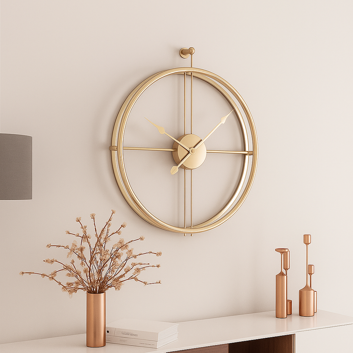 Design wandklok met stil quartz uurwerk, zwarte wijzerplaat, gouden accenten. Grote moderne klok.