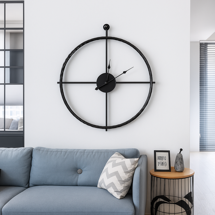Stille design wandklok, zwart en goud, met een tijdloze, elegante en moderne uitstraling.