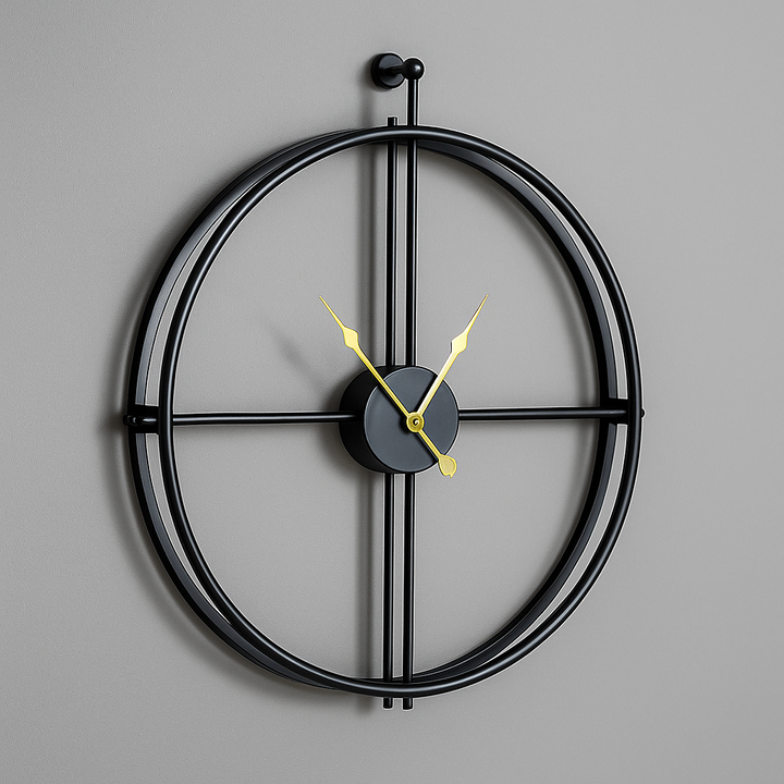 Luxe zwarte wandklok met gouden elementen, modern en stil, verrijkt elke woonruimte.