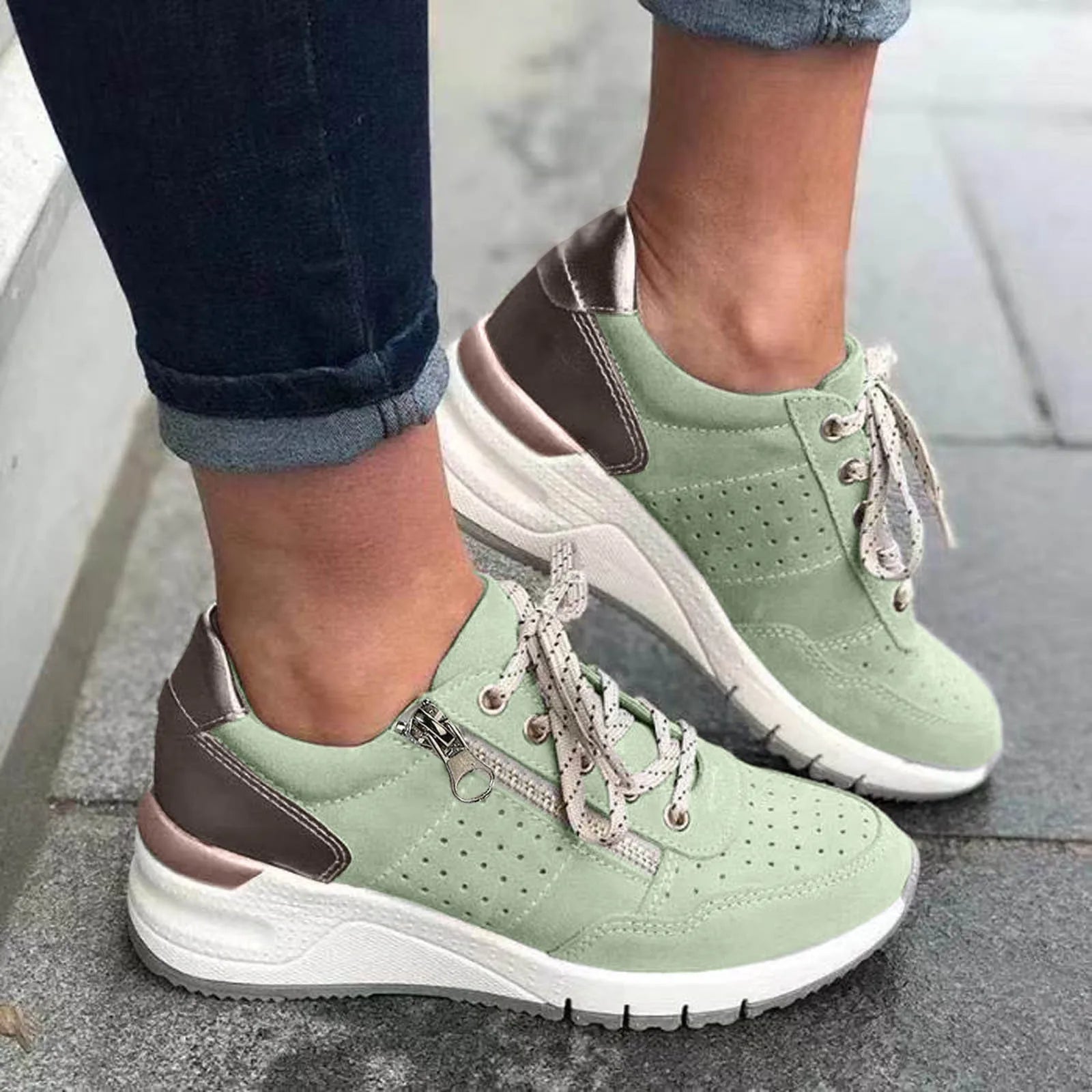 "Modieuze dames sneakers met dikke zool, lichtgewicht ontwerp en verstelbare vetersluiting in trendy kleuren."