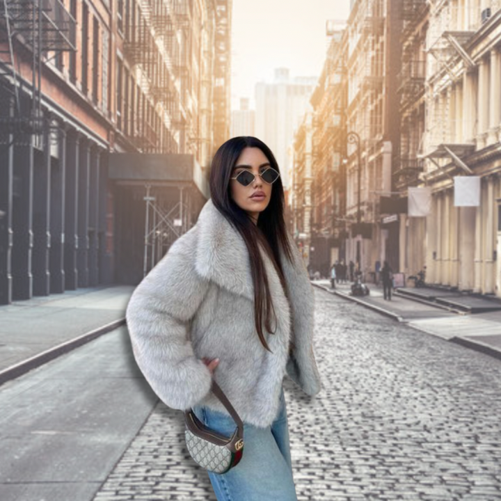 Luxe grijze faux fur damesjas, een trendy en warme toevoeging aan je wintergarderobe.