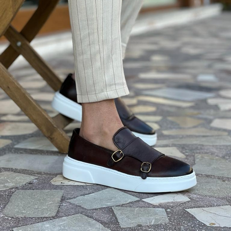 Comfortabele bruine leren instappers voor heren, elegante gespschoenen voor alle seizoenen.