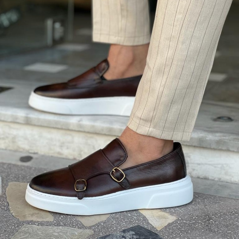 Paar bruine leren heren loafers met gesp, veelzijdige instappers voor zowel nette als casual kleding.