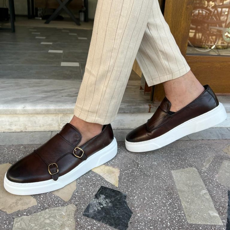 Elegante heren loafers van leer met gesp, comfortabele instappers die stijl en gemak combineren.