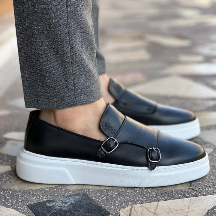 Stijlvolle heren instappers, zwarte leren gespschoenen met een slank ontwerp voor ultiem comfort.