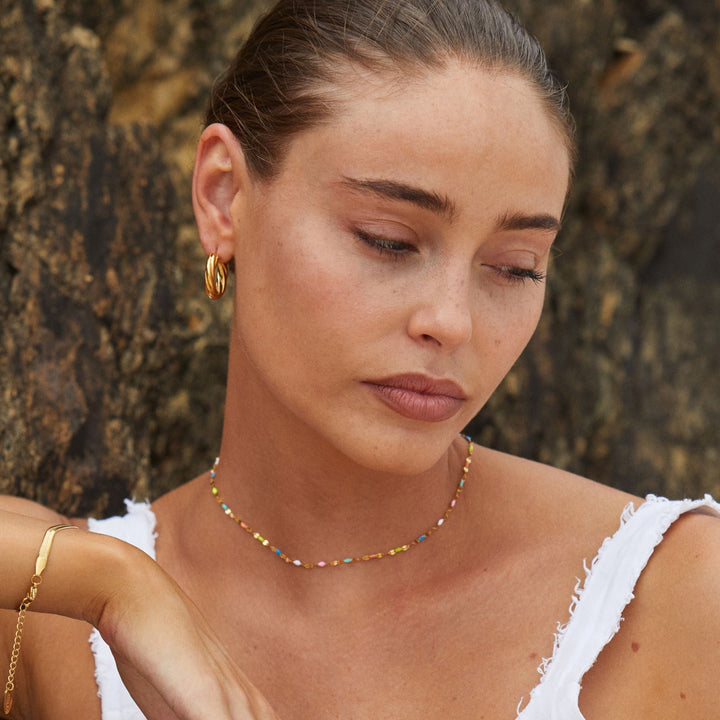 Delicate dames regenboog choker ketting, zilverkleurig en perfect als hypoallergeen sieraad.
