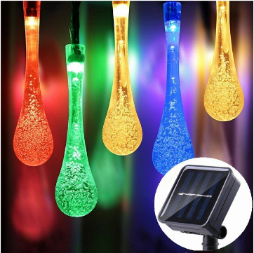 Sfeervolle druppel solar lichtketting, perfect voor tuindecoratie en terrasverlichting. Creëert warme sfeer buiten.