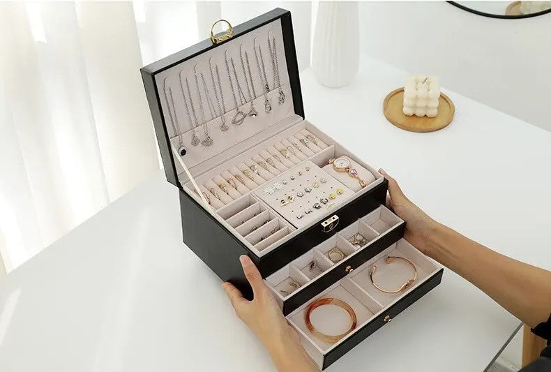 Detailopname van het slot op de luxe sieraden organizer voor dames.