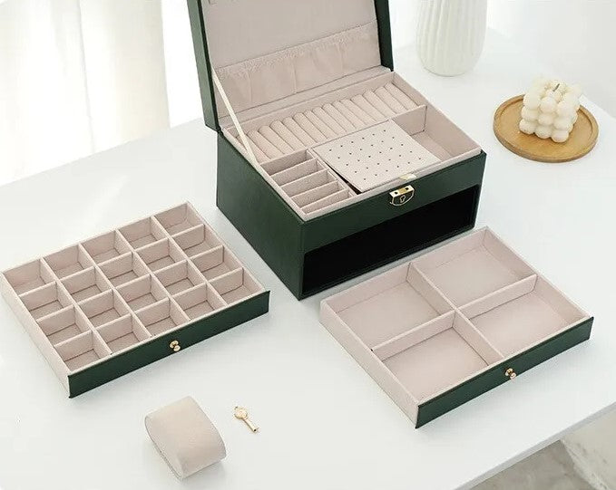 Decoratieve sieradenbox op dressoir, voegt luxe toe aan elke kamer.