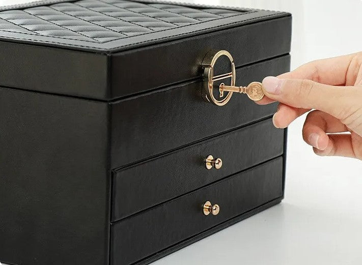 Vrouwen sieradenbox gevuld met diverse ringen, oorbellen en kettingen.