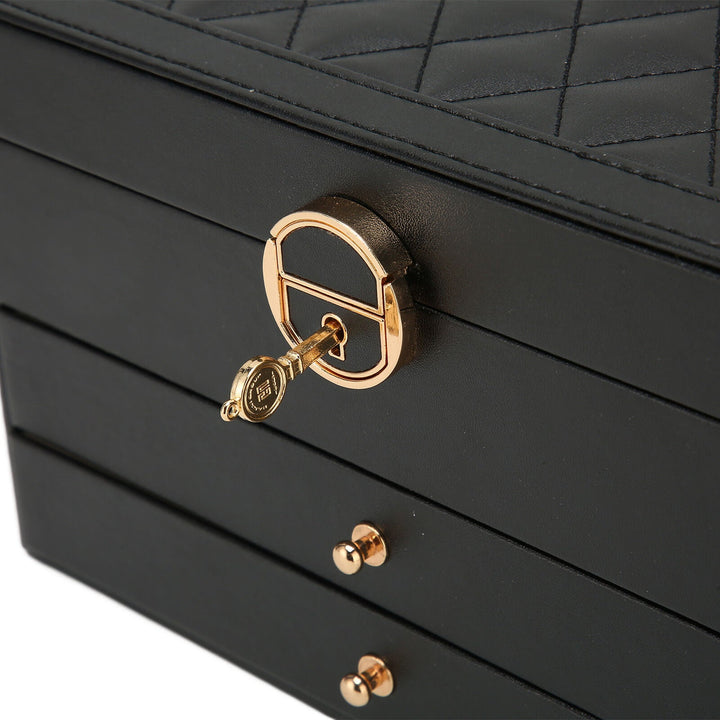 Gesloten elegante sieradenbox, mooie decoratie en veilige opslag voor juwelen.
