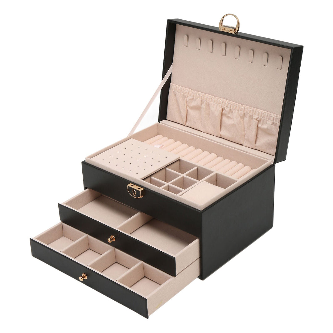 Open juwelendoos toont ruime vakken voor diverse sieraden van vrouwen.