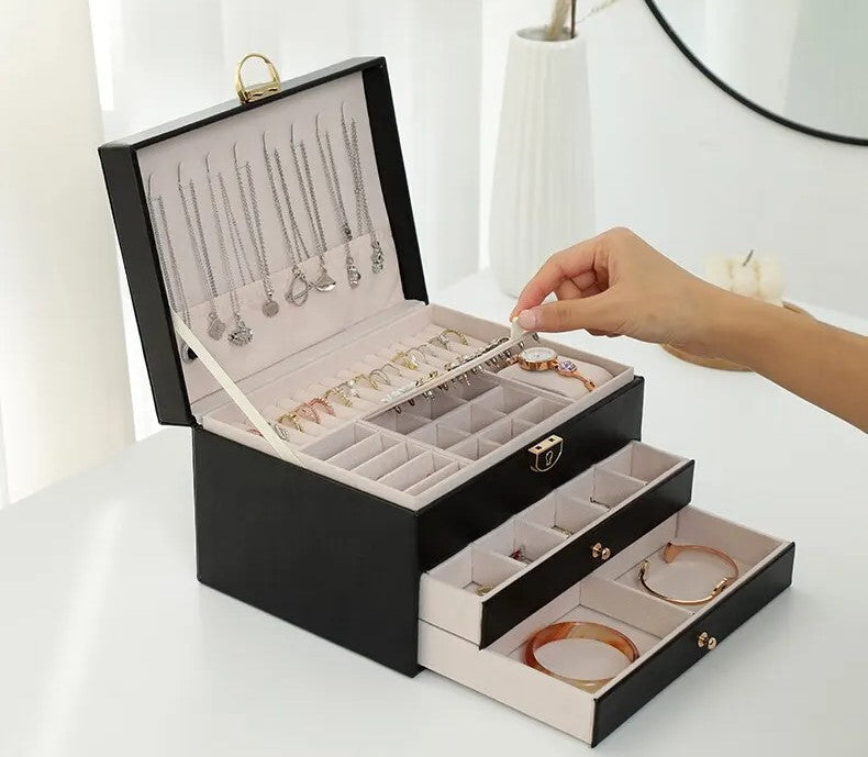 Vrouwen opbergdoos voor sieraden, met compact design en toch veel ruimte.