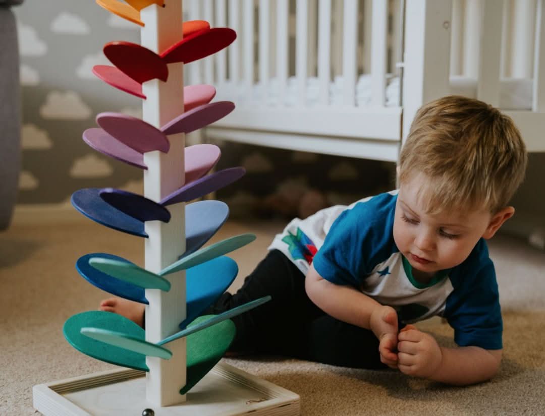 Kleurrijke houten klankboom, perfect duurzaam cadeau voor kinderen, stimuleert zintuigen en motoriek.