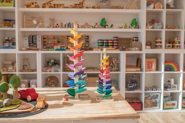 Duurzaam houten speelgoed: muzikale klankboom met rustgevende marmerklanken, bevordert motoriek.