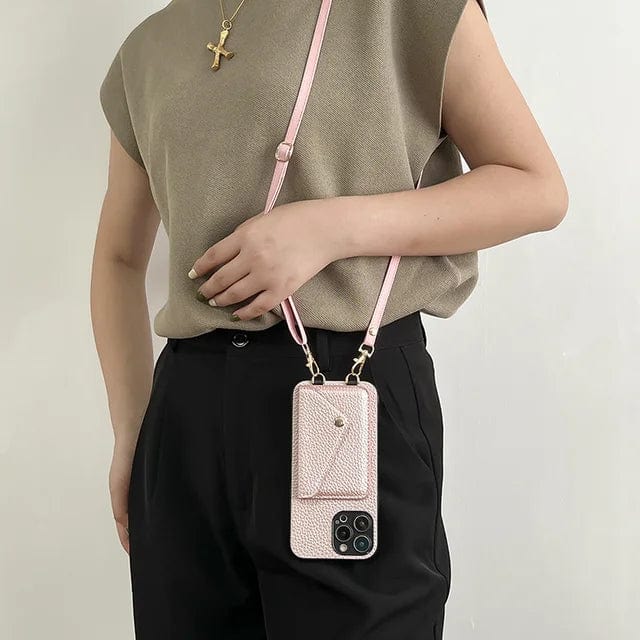 Dames draagt zwart lederen crossbody telefoonhoesje met pasjes, een stijlvol en functioneel accessoire.