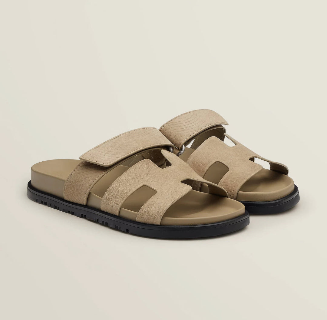 Zwarte heren instappers, comfortabele sandalen met grip voor zomerse dagen.