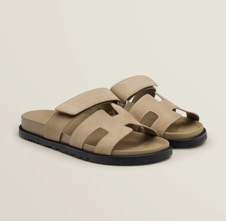 Zwarte heren instappers, comfortabele sandalen met grip voor zomerse dagen.