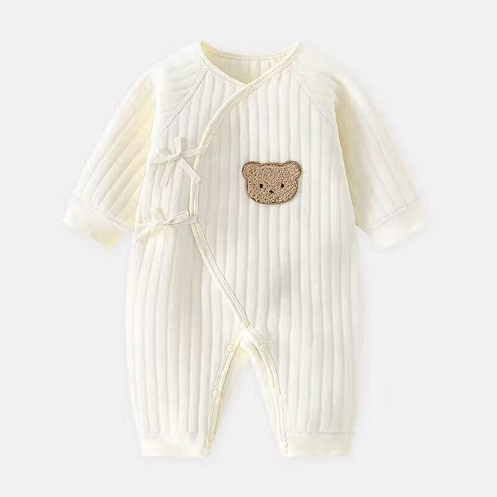 Schattige pasgeboren romper met beertje print. Ademende katoenen babykleding voor voorjaar en herfst.