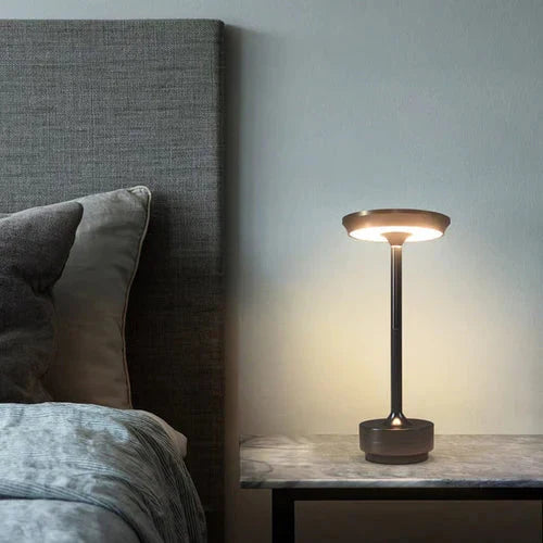 Elegante zwarte tafellamp GlowBeam, draadloos en oplaadbaar, modern en sfeervol design.
